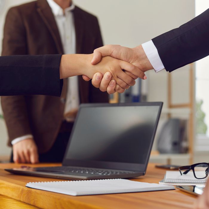 Asztalos munkák-Faga Wood-szerződéskötés