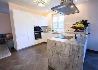 Modern konyhasziget világos Corian munkafelülettel