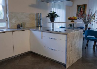 Egyedi konyhabútor világos Corian pulttal és beépített mosogatóval