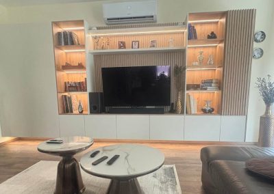 Faerezetes nappali médiabútor televízióval és polcokkal