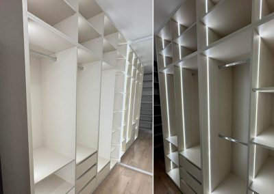 Egyedi gardróbszoba nyitott polcokkal és ruhatárolókkal
