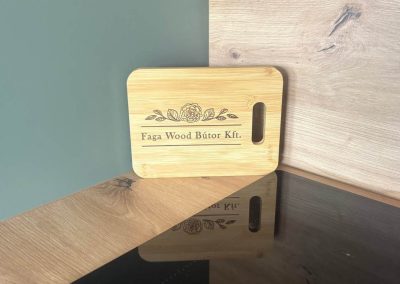 Fagawood Bútor márkajelzés egyedi fa bútorfelületen