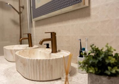 Elegáns mosdótál bronzszínű csappal és beépített tárolóval