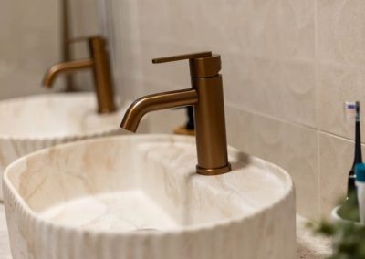 Asztali mosdótál bronzszínű csapteleppel