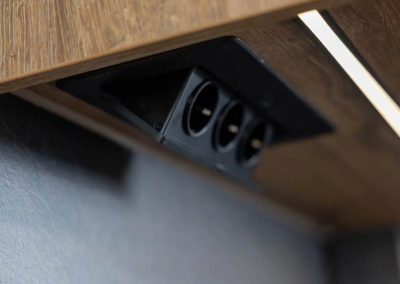 Bútorlapba süllyesztett fekete elektromos csatlakozóaljzat