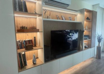 Modern nappali szekrénysor fa falpanellel és televízióval